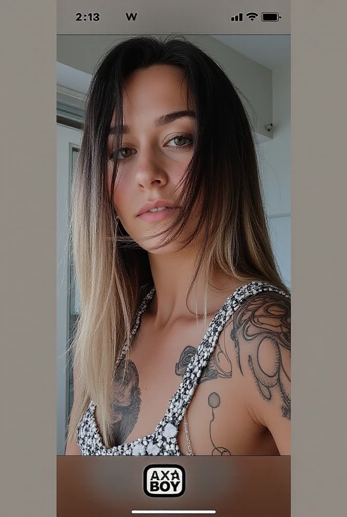 woman by the sea; ultra realistic skin; ultra realistic skin ; haut élastique vert; bats en jean; regard fixe sur la cameras; selfie avec la main droite