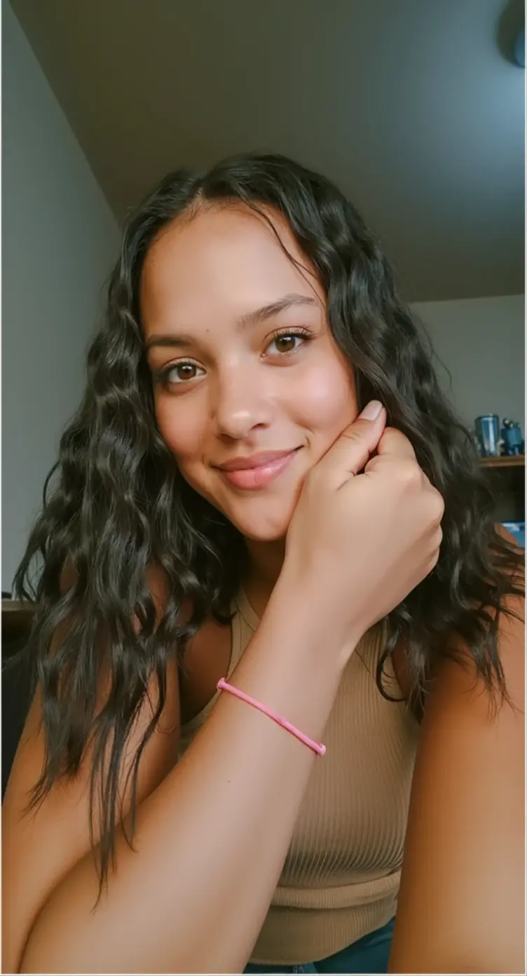 um close up de uma mulher com cabelo cacheado e um vestido rosa, taken in the early 2020s, foto do perfil, imagem de perfil, cabelos cacheados, foto de perfil headshot, cabelos ondulados espalhados, tomada em 2 0 2 0, encaracolado, tiradas no final dos anos 2020, Mulher de 15 anos, 16 anos de idade mulher
