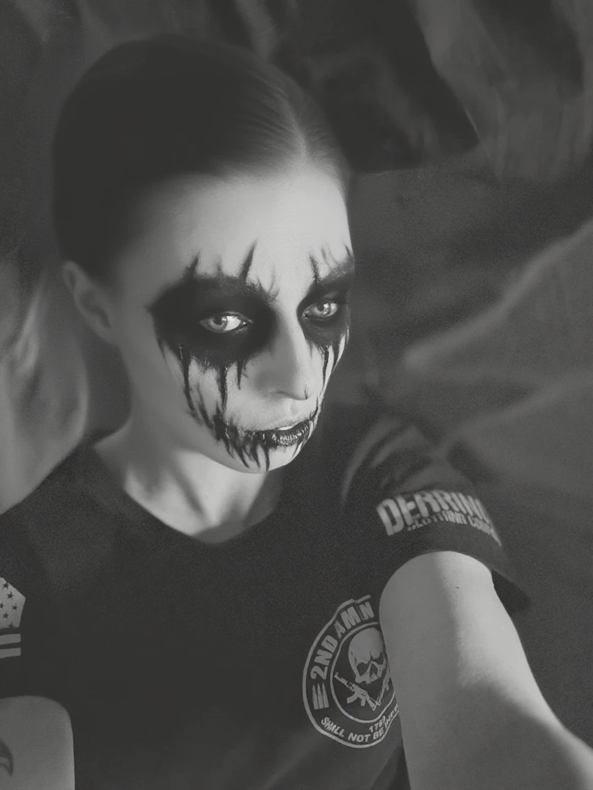 "(The best lighting, oscuro, dramatic),(feto calavera alien, Hellraiser, Cicatrices, , sexy, cerebro, sangre, una rata dentro de la cabeza, terror.),(ojos rojos, calaveras). morning light.