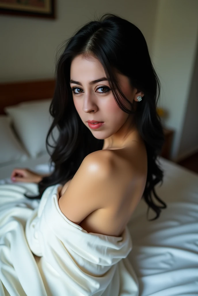 Cicha de piel canela y ojos verdes acostada en una cama, labios gruesos, cabello largo negro rizado, semi desnuda, acostada en uns cama, ropa reveladora