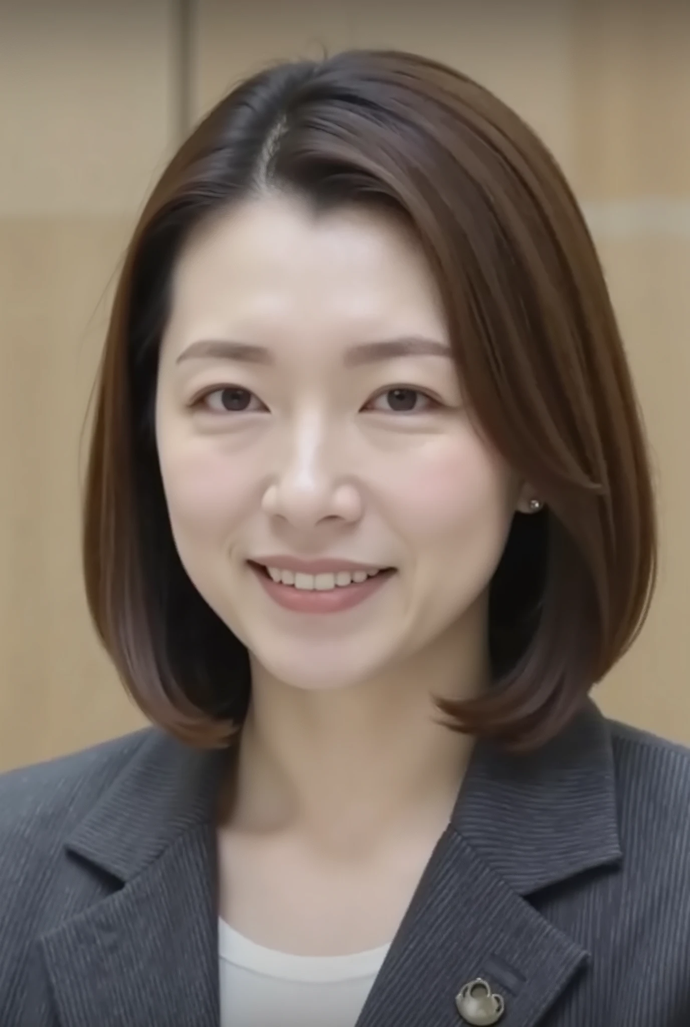 nsfw、From front、Japanese in a グレーcollarless suit、カメラ目線、25-year-old female minister、A-line bob(angled bob・inverted bob)耳にピアス、ネックレス、、黒髪、during regular press conference、(bust up shot:1.5)、、歯を見せた笑顔