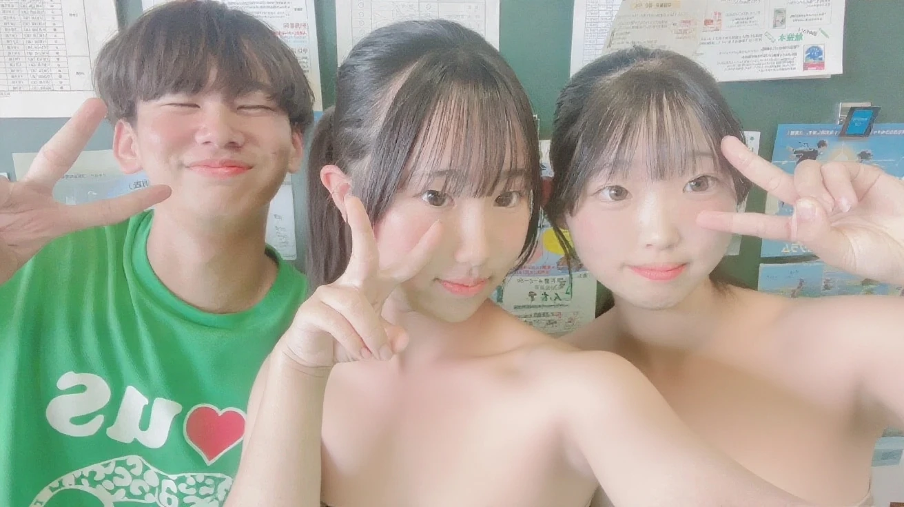Threesome with beautiful and cute Japanese 20 year old women, fully naked, caressing the penis of one middle-aged man、Group Sexしている、They are neat and tidy students.、They lick each other&#39;s bodies、Disorderly entangled、On the bed、Mr.々Hairstyle、Crouch down、Lying down、Embrace each other、Sticking out tongue、Stylish bedroom、Group Sex、Giving a blowjob to a man&#39;s crotch