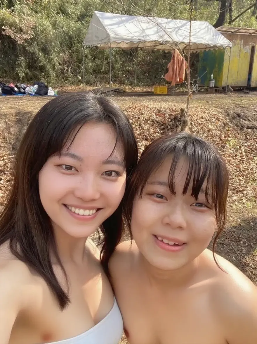 Highest quality、Delicate face and skin texture、Beach、naked、She blushes and looks at me、Black ponytail、Asian、"Leaking beautiful pee"、There is a little bit of sand on the body.、Sweaty、18、Medium chest、Perfect Style