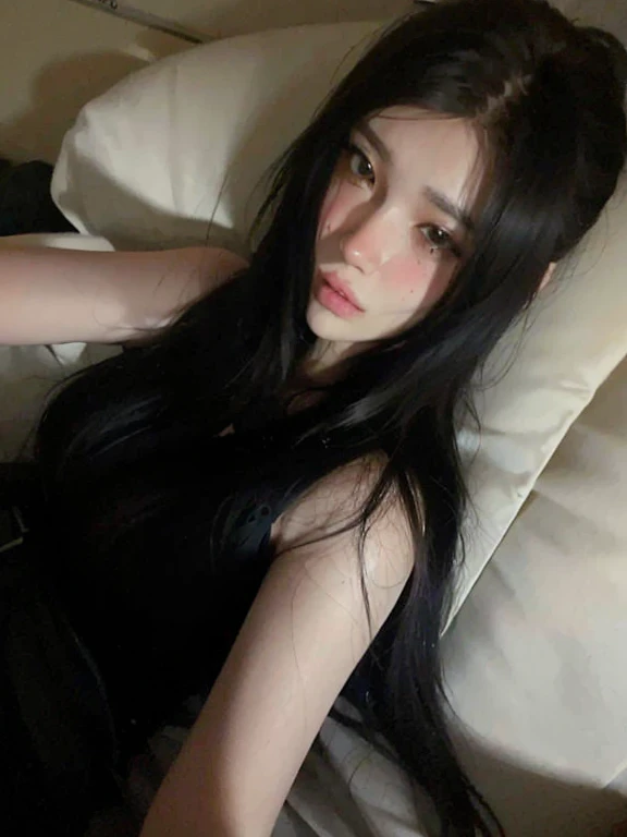 Mujer araffe recostada en una cama con el pelo largo y negro., muchacha coreana, wenfei ye, realista. cheng yi, ig model | tipo germen, preciosa modelo china, 2 4 year old female model, con pelo largo y ojos penetrantes, hermosa joven coreana, modelo de instagram, asian girl with long hair, 18 years, posando en la cama