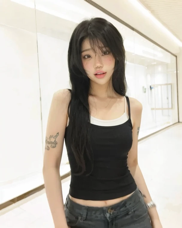 Araffe woman sitting on a bench in a black bra top, menina coreana, de menina taiwanesa com tatuagens, Ulzzang, cruel korean goth girl, Asian girl, Mulher sul-coreana bonita, Ela tem cabelo preto com franja, linda mulher coreana jovem, she is wearing a black tank top, goth girl aesthetic, Menina chinesa, Xision Wu, young Asian girl