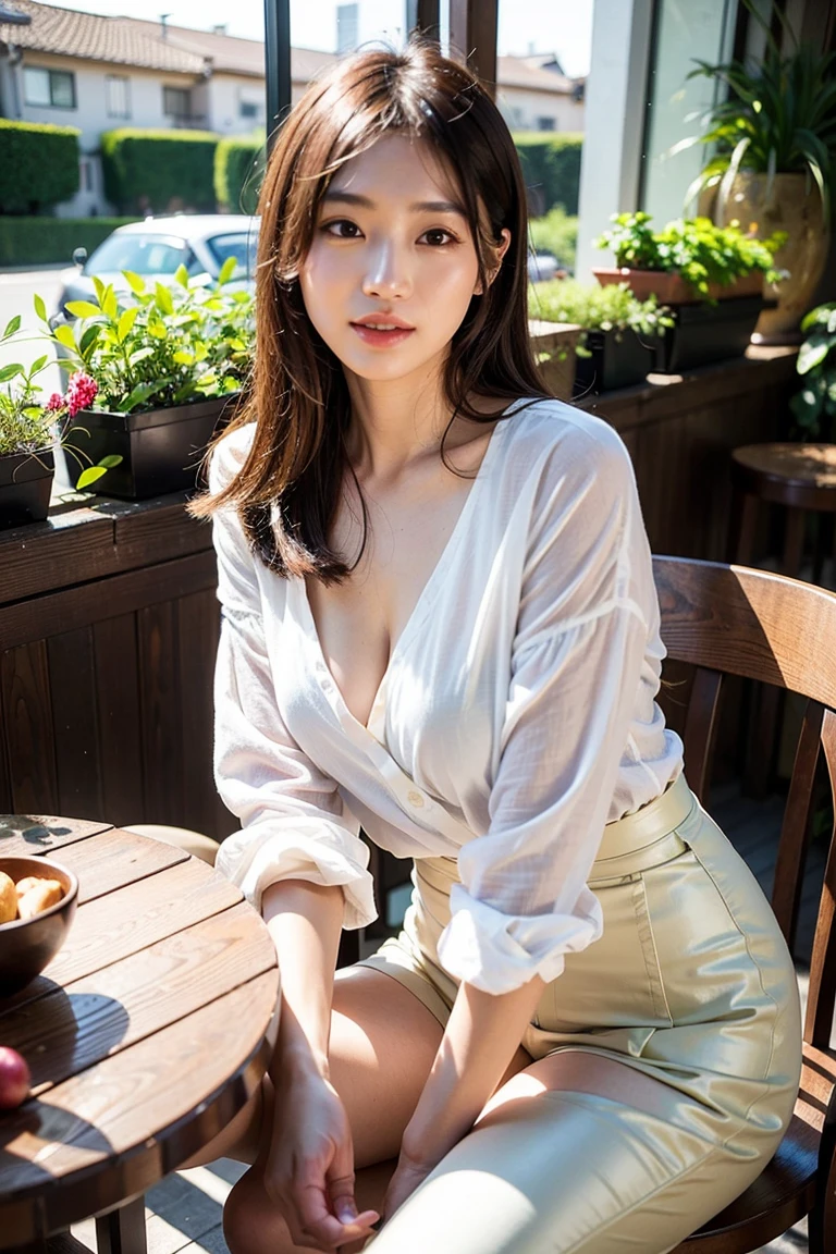 holding a glass filled with clear yellow liquid、Anatomically correct hand、Delicate fingers、Beautiful Skin、Smooth Skin