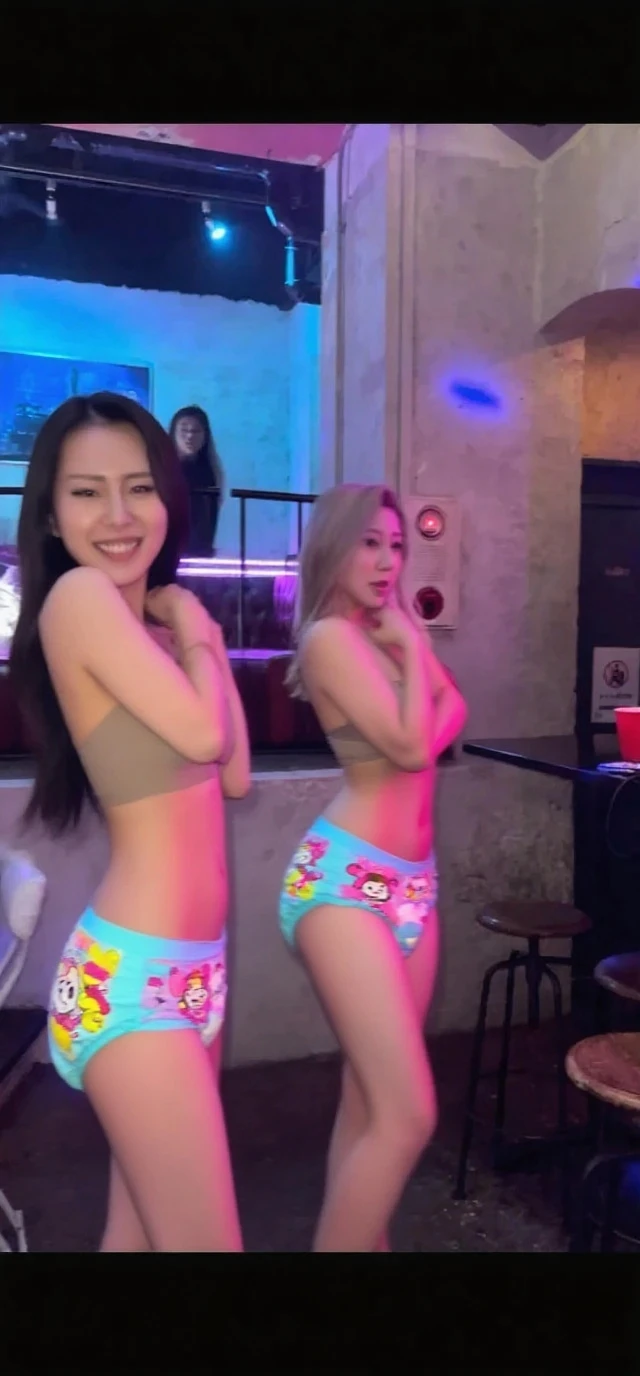 8K、Real Images、detaileds、​masterpiece、It&#39;s a real photo、Top image quality、top-quality、Golden hair、（large boob:1.5）、(Pocchari body type:1.2）、Laughing、Posing cutely、wearing a mini mini bikini、wearing red lipstick、Wearing earrings、Wearing a tiara、Wearing pin heels、Dancing in the crowd in a neon street at night
