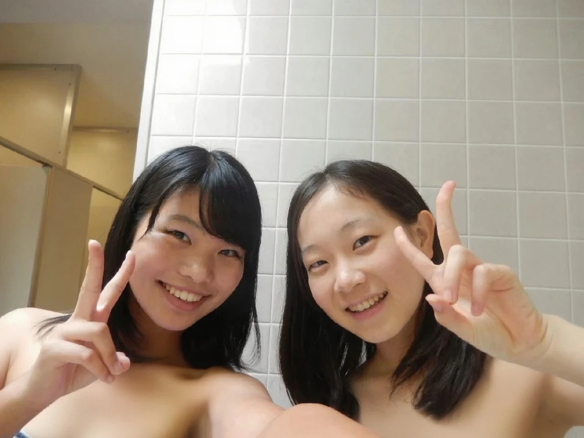 Japanese junior high school girls、Front angle、Stand upright、smile、((No clothes))、Completely naked、26 years old