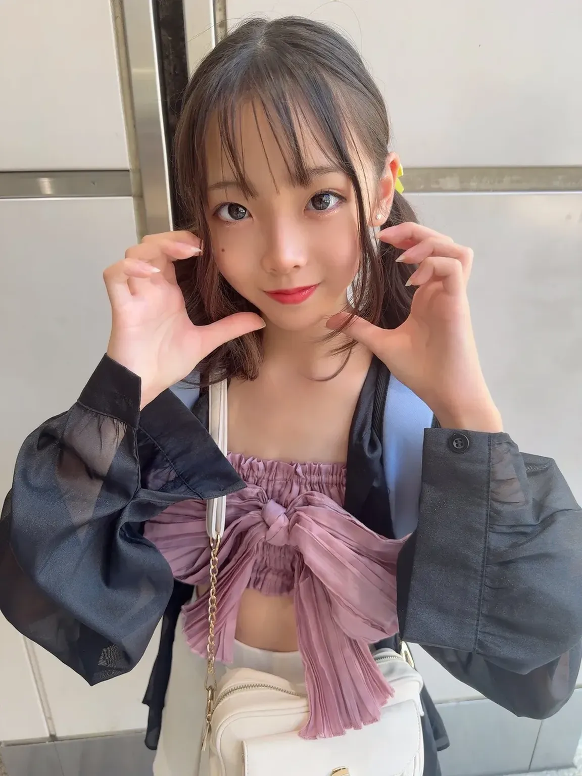 ichige style, 1 girl, Alone, Brown hair, heart, hair ornament, , Side ponytail, SMILE, looking at the viewer, Handkerchief, Upper part of the body, heart hair ornament, cardigan, sailor collar, serafín, black sailor collar, hits, yellow eyes, Closed mouth, wide, Brown eyes, purple Handkerchief, striped background, clavicle, striped, moles, Star (Symbol)