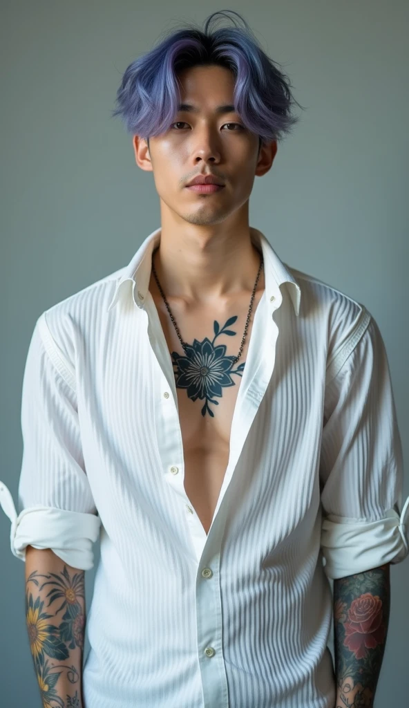 Homem de 30 anos com tatuagem no peito pele nega claro