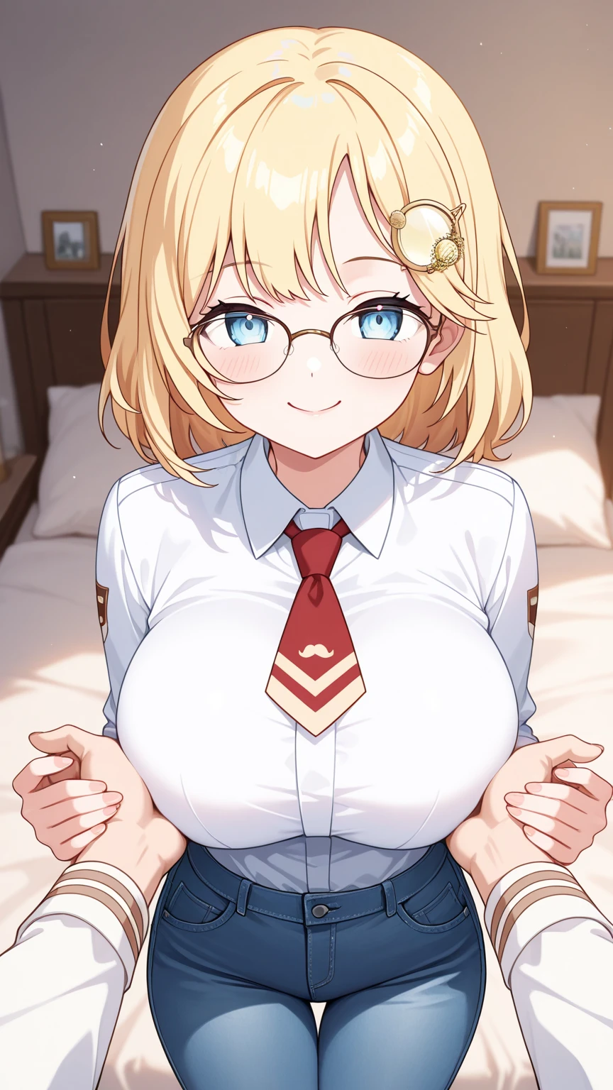 Femme en short court avec les cheveux blond et long des lunettes et un t-shirt moulant avec un gros décolleté sur le canapé