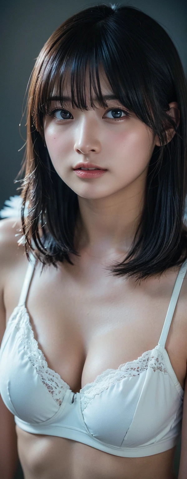 Hair、Delicate face、Sexy red lips,And the long eyelashes on the bright eyes,She has a slightly cold temperament