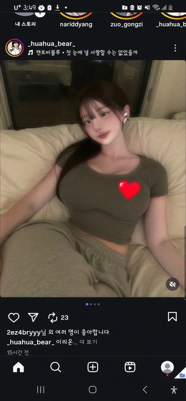 Ruiva tirando selfie, cabelo redoranjado, corpo esbelto, seios grandes, tetas enormes, full hd, 4k