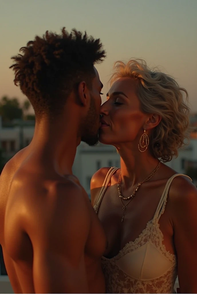 un homme africain muscler fait l'amour a une femme européenne blonde au yeux bleu