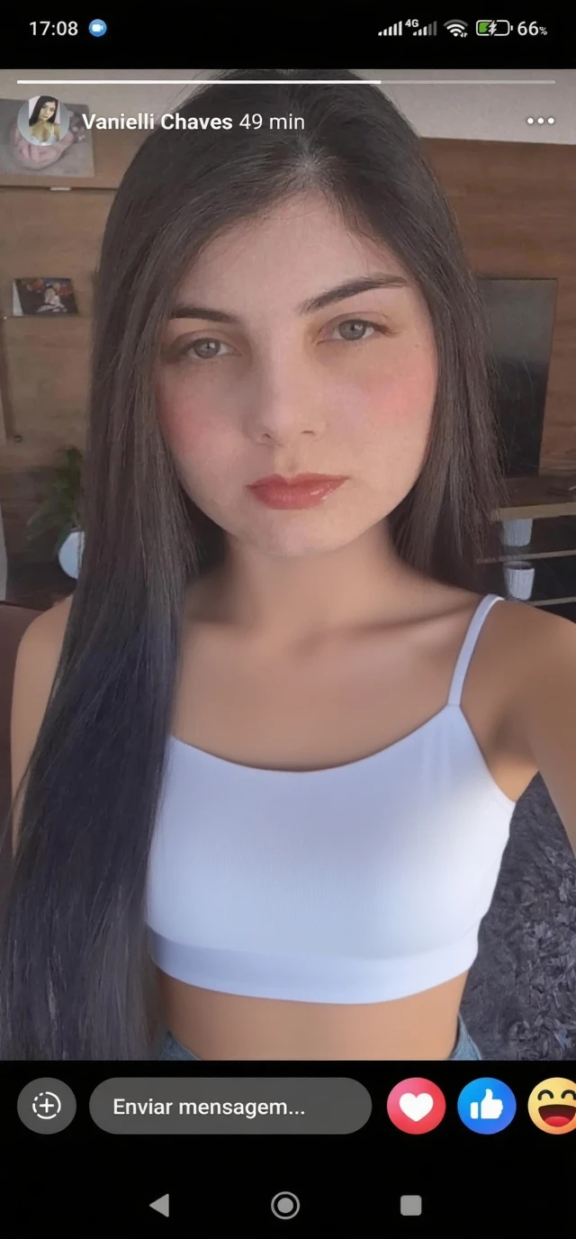 Hay una mujer sentada en una mesa con un plato de comida, 3 0 year old woman, 30 year old woman, around 19 years, foto de perfil en la cabeza, 18 years, taken in the early 2020s, 19 year old girl, sin maquillaje, 22 years, selfie de una mujer joven