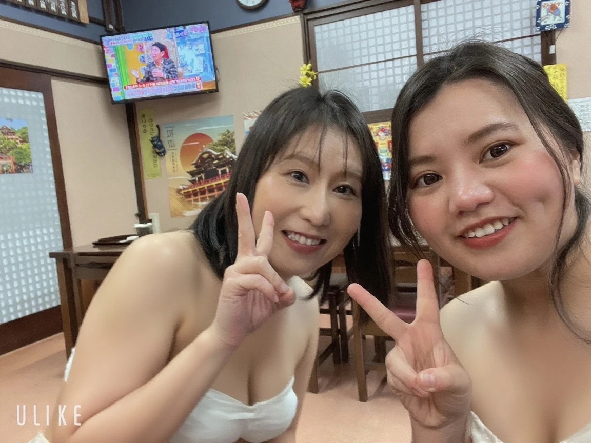 There are two Asian women, Nude,background、