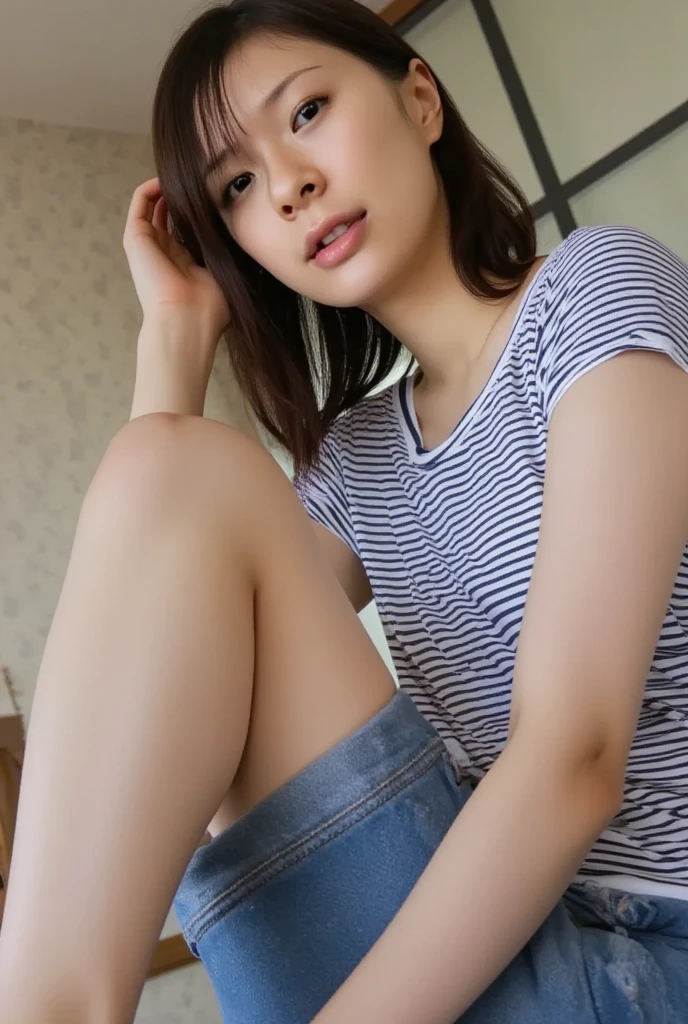 A skater with small breasts、Exposing her nipples and pussy、Smiling and teasing。The small-breasted skater spreads her legs wide、Nothing to hide her nipples and pussy。