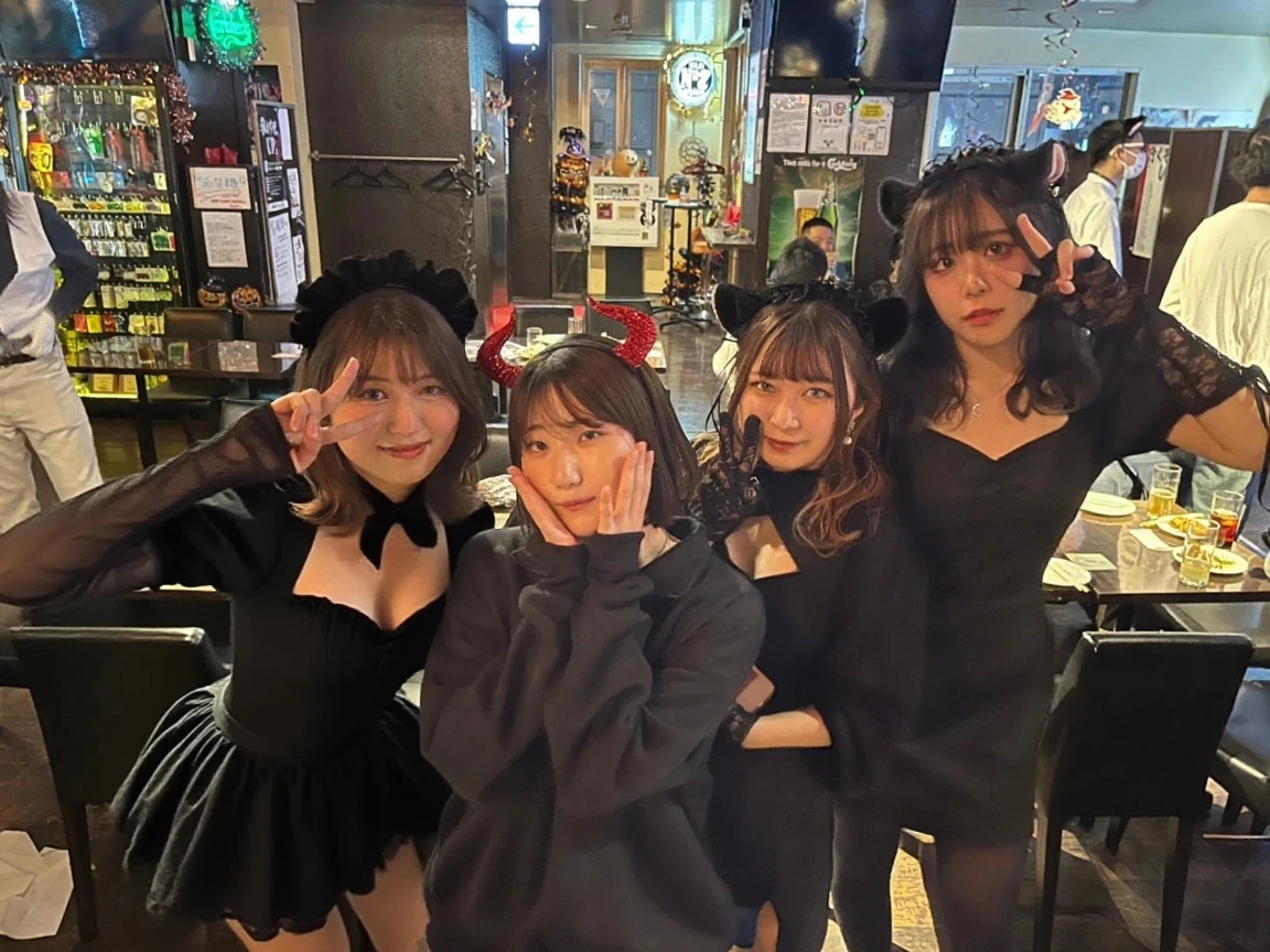 (((Night starry sky night view)))、beach、Super sexy and super cute Japanese girl、marilyn monroes face、Dark brown, loosely wavy long hair、Cat ear、long and abundant lashes、Thick and big sexy lips、Super big、sexual excitement、(((A very cute and gentle, healing smile、Having fun with three very cute girls with cat ears、A very cute cat and three cute kittens are playing together)))、(((high leg micro bikini)))