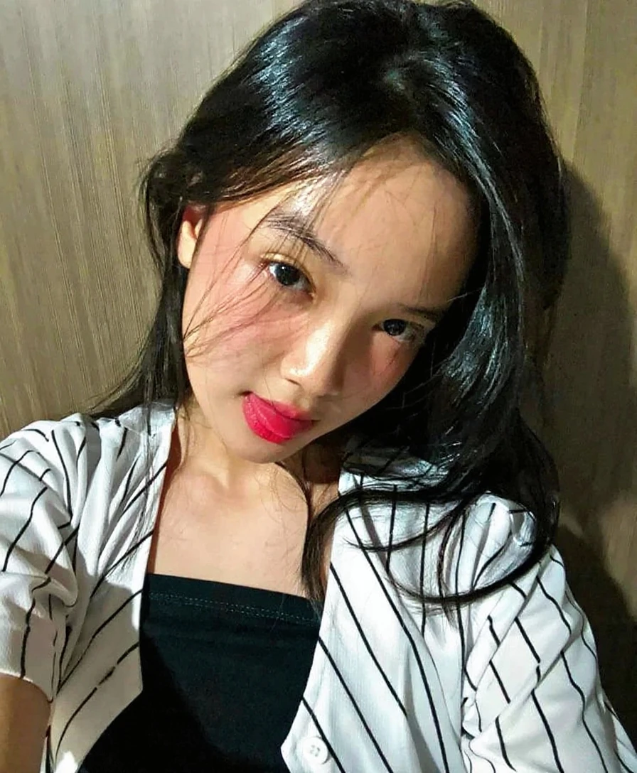 (8K, best quality, masterpiece, Golden Ratio Composition,:1.3), (Beautiful woman in her 40s), (穿着Black tights,), (Nurse dressed in white:1.2), (Huge breasts), (Long legs), Soft face line,Gentle,Silver short hair, Black tights