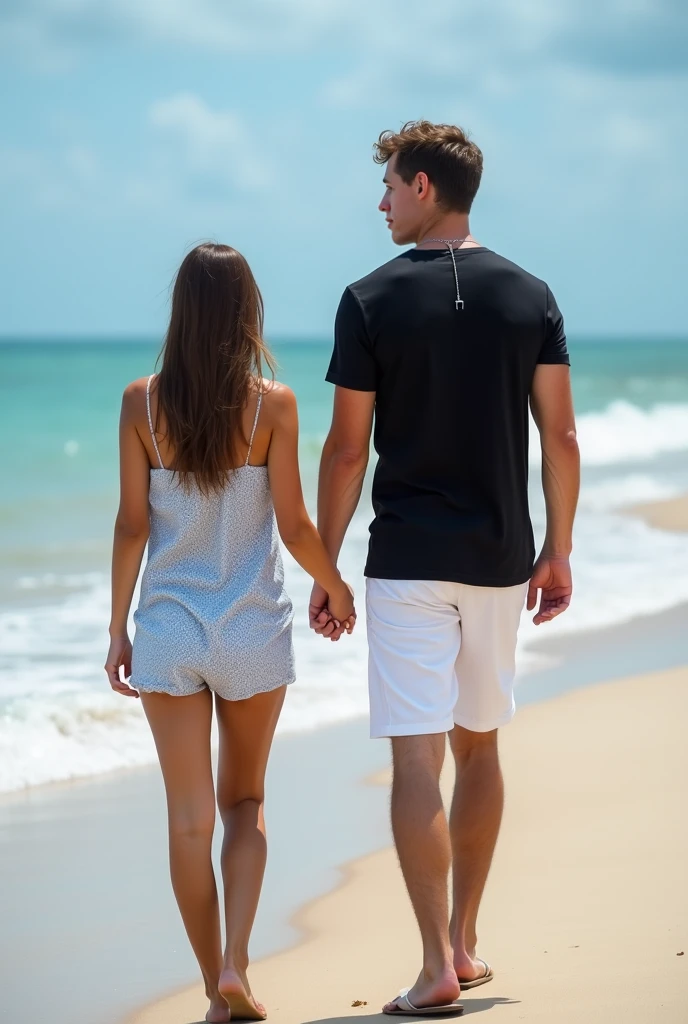 Chico y chica, caminando en una playa de Florida