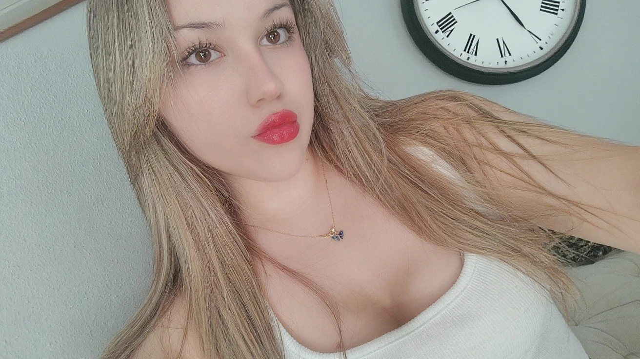 Desnuda, chupando pene moreno, con semen en la boca