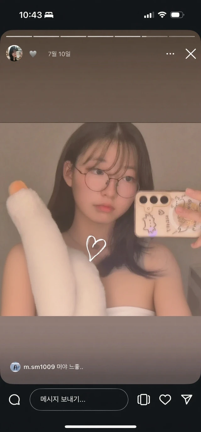 There's a woman taking a picture of herself with her cell phone, e 2K Cutecore Clowncore, anime vibes, cutecore clown, foto do perfil, Wenfei Ye, Asian girl, gemma chen, Xision Wu, 🤤 retrato da menina, iphone selfie, selfie de uma jovem mulher, foto de perfil 1024px, Ulzzang