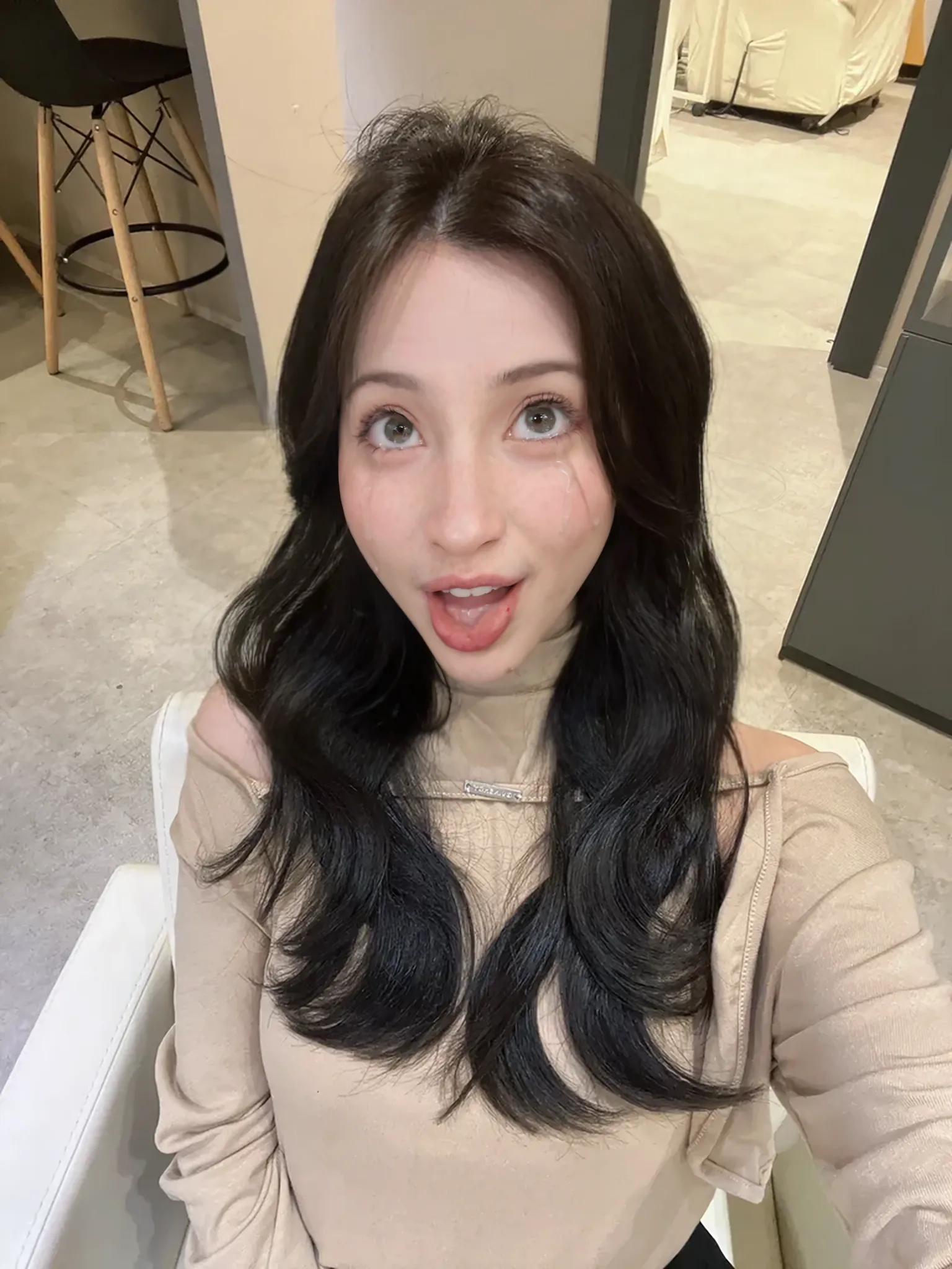 There is a woman sitting at a table drinking coffee, kimi takemura, 🚿🗝📝, Chiho, Yoshitomo Nara, deAyami kojima, sakimichan, reluvy5213, with long hair, warm and gentle smile, Ayami, motto hole