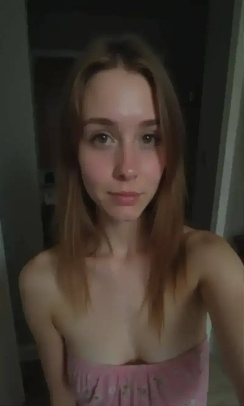 Garota de 14 anos, pale skinned, corpo perfeito, rosto russo, peitos pequenos, adolescente, cabelo loiro.
