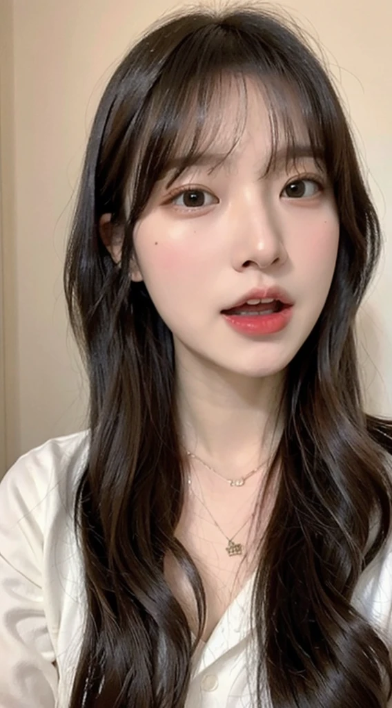garota coreana com franja e uma tatuagem de tulipa delicada a cima do peito olhos escuros e cabelo grande