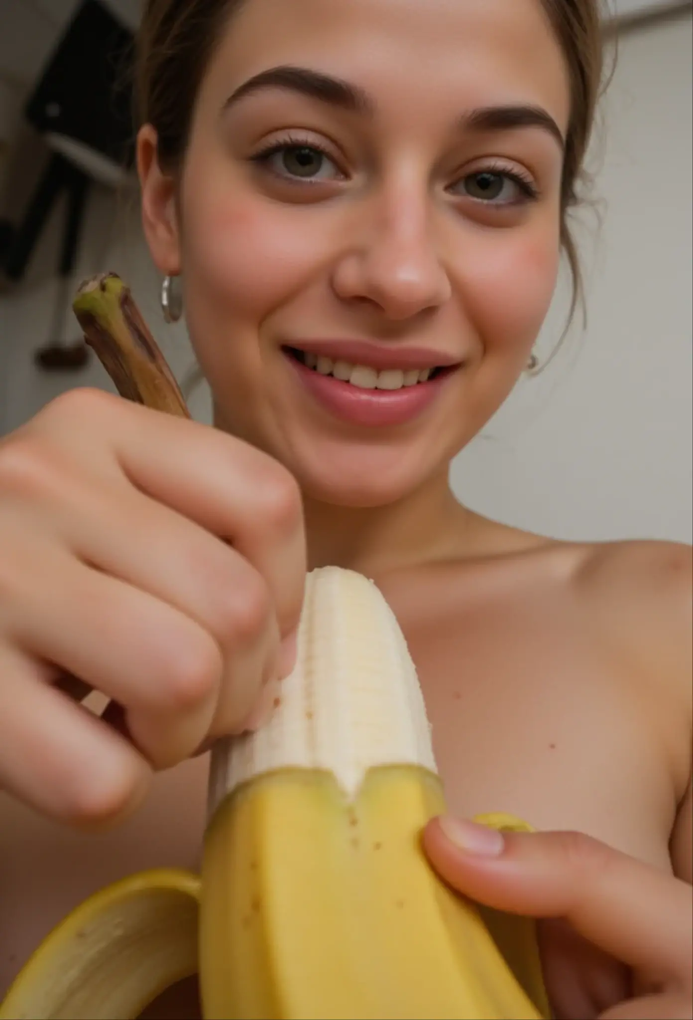 Excelente qualidade, obra de arte, High Resolutisobre, light skin girl 6 years old sucking a banana