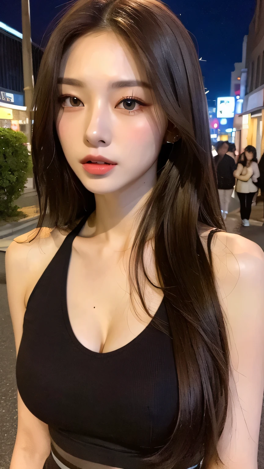 (Realistic, high resolution:1.3), 1 fille avec un corps parfait, Visage et yeux super fins,cheveux longs, Random Color Tank Top:1.2, jeans court, gros seins,Exposer le décolleté