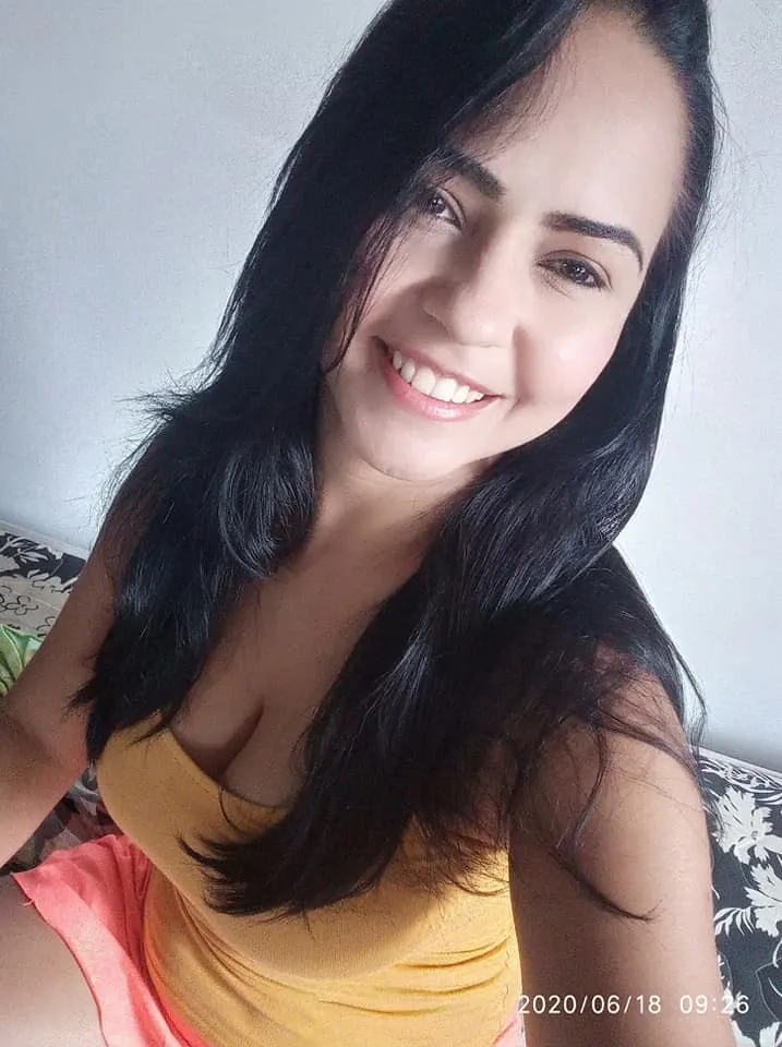 (8k, CRU, profissional, Melhor qualidade, obra de arte: 1.2), (realista, photorealista: 1.37), ultra-detalhado, (retrato grande angular de 25 mm), (pele mais detalhada: 1.2) woman , 