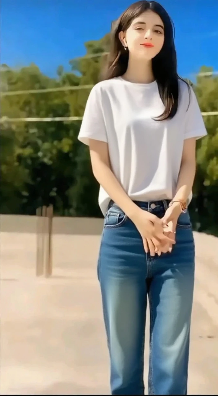 Zhu Ai_Villas，RAW photos，Brand photos，（highdetailskin：1.2），8k ultra high definition，digital SLR camera，gentlesoftlighting，high high quality，filmgrain，富士XT3，20 years old Asian woman，Wear simple clothes，T-shirt and skinny jeans，Detailed clothing details:1.3，perfect body figure，Super detailed facial details and skin，Fair and tender face and skin，二重まぶた，Super detailed eyes，Sweet smile:0.5，fully body photo