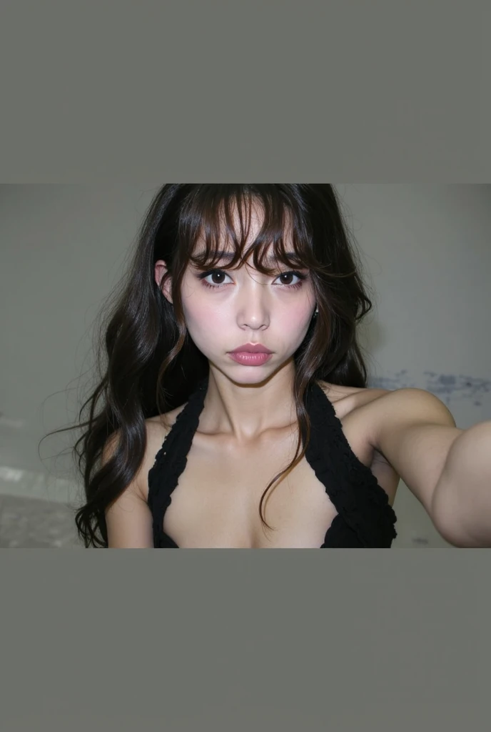 um close up de uma mulher em um espartilho preto posando para uma foto, com cabelos longos e olhos penetrantes, 18 anos de idade, soft devil queen cerveja madison, menina de 19 anos, cerveja madison, cabelo preto e olhos grandes, com longos cabelos escuros, large eyes and flowing long hair, beautiful asian girl, 2 modelo feminino de 4 anos