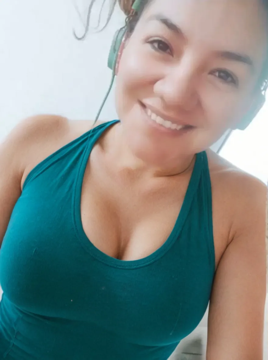 There's a woman who's taking a selfie at a gym, photo from behind, foto fit, malhar, em uma academia, imagem de perfil, 2 7 anos, 2 9 anos, 2 8 anos, 3 2 anos, tiro na parte superior do corpo, mid 2 0's female, Lorena Avarez, 38 anos, Alanis Guillen