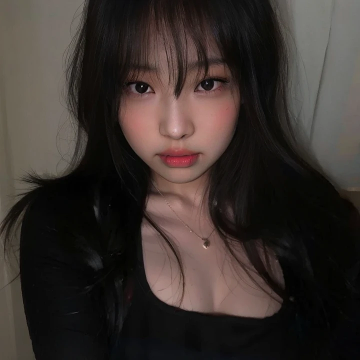Arafed jennie blackpink Asian com cabelo longo e um top preto, linda jovem coreana, jennie blackpink, jennie kim, coreana, jennie blackpink, jennie blackpink, linda mulher sul-coreana, Asian, jennie blackpink, linda jovem coreana, Jennie blackpink, cruel korean goth girl, young pale and beautiful asian face, jennie blackpink