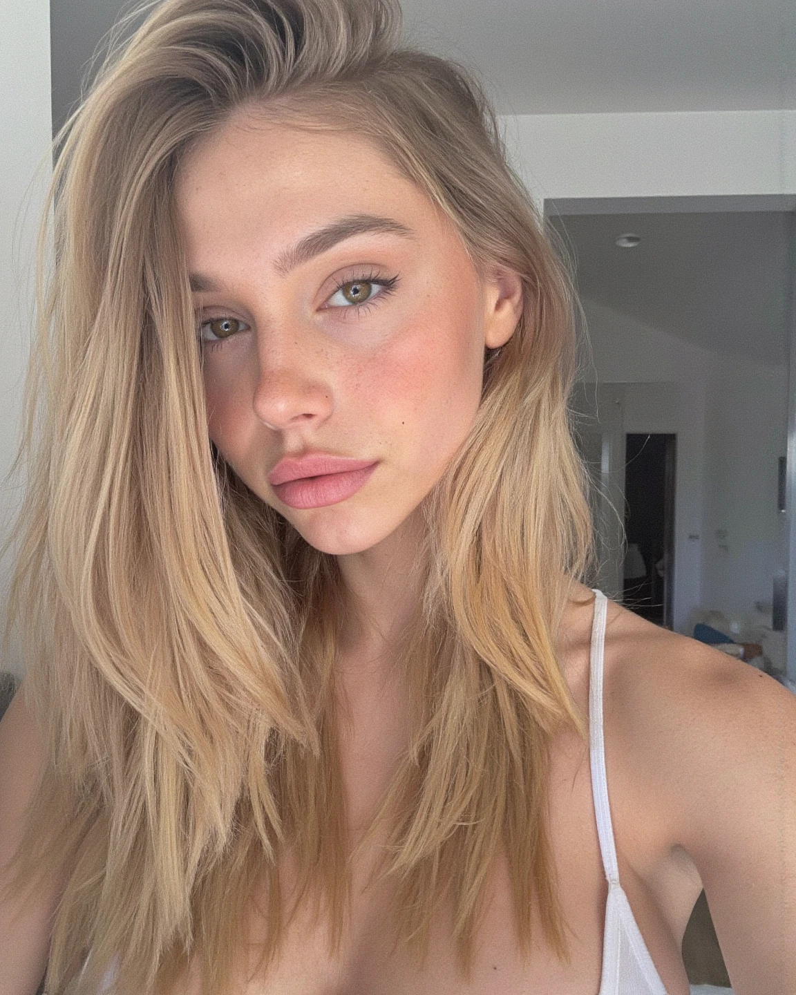 Jolie belleBLONDEen décolté sexy faisant un Selfie (blond hair) (in a bed), Selfie, Low cut, very detailed, 21 ans, visage innocent, naturally wavy hair, yeux verts, high resolution, head of'ouvrages d'art, best quality, intricate details, very detailed, mise au point nette, detailed skin, Texture de peau réaliste, texture, detailed eyes, professionnel, 4K, charming smile, prise avec Canon, 85 millimeters, slight depth of field, Kodak Vision Color, corps parfaitement ajusté, extremely detailed, Photograph_\(ultra\), photographicRealistic, realistic, Post-traitement, maximum details, roughness, real life, ultrarealistic, photorealism, photographie, 8k uh