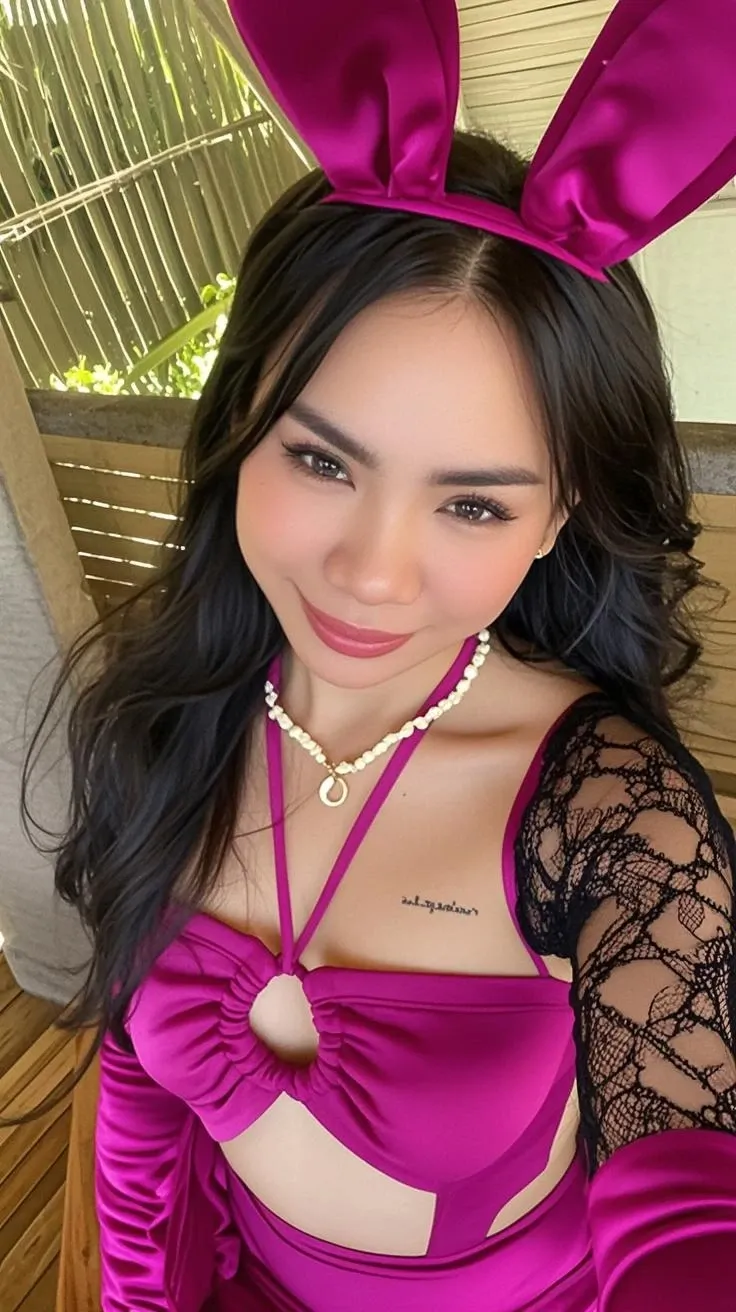 Young Thai woman, Fit physique, fitness physique, portant de la lingerie noire sexy, watch on the canapé, les jambes ouvertes, corps sexy, (8K), (best quality), (chef-d&#39;artwork:1.3), (realistic), (Photorealistic:1.34), ultra-detailed, [Beautiful detailed eyes], (sourire), (sourire), (beautiful detailed nose), [cheveux blonds très longs], (haut court), lingerie noire, (superbes seins taille normale), (gros plan), profondeur de champ, full body view, sitting on the sofa, legs spread, montrant l&#39;entrejambe, pieds en l'air