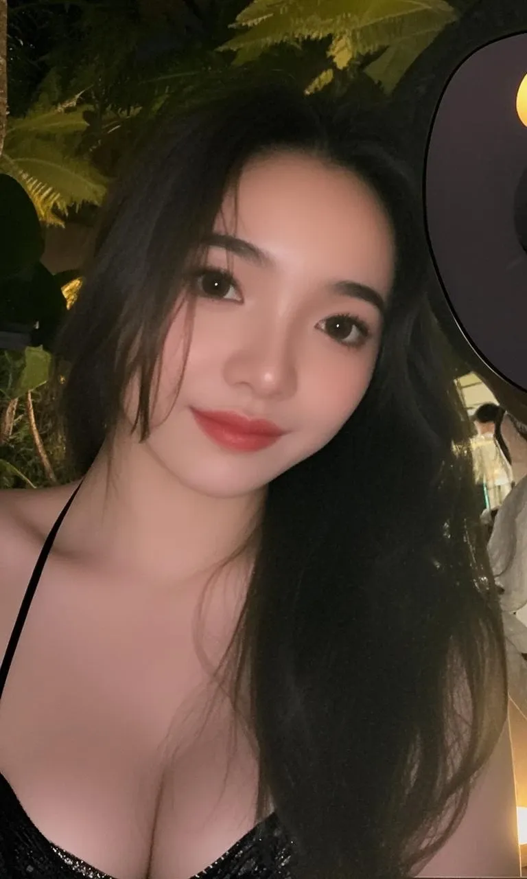 (Daytime, Excellent, 8K, Masterpiece:1.3)), Full body, Long legs, Focal length: 1.2, Perfect Body Beauty: 1.4, Slim Abs: 1.1, ((Dark Brown Hair, Big Breasts: 1.2 )), (White Skinny T-shirt, Denim Suspenders, Standing: 1.2), ((City, Blue Sky and White Clouds: 1.3)), Highly detailed face and skin texture, Detailed eyes, Double eyelids, Flying long hair