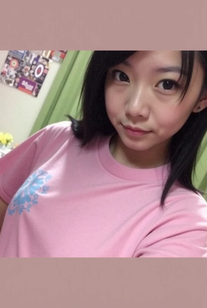 Buatkan gambar cewek jepang memakai baju seragam sekolah pose Selfi di depan kaca kamar tidur tersenyum manis