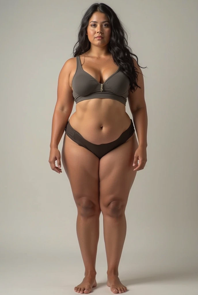 Mujer araffe en bikini negro parada en una tienda., ella tiene un vientre redondo, gordo y ondulado, su vientre es gordo y redondo, su ombligo esta expuesto, modelo con curvas, grueso, foto de cuerpo completo en bikini, wears a bathing suit, hermosa hembra gorda, vistiendo bikini spandex, uhd foto sincera de sucio, modelo de bikini, vientre expuesto