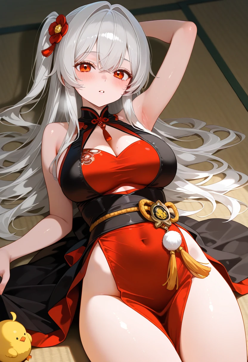 Uma garota de cabelos brancos com um kimono vermelho aberto com seus mamilo a mostra