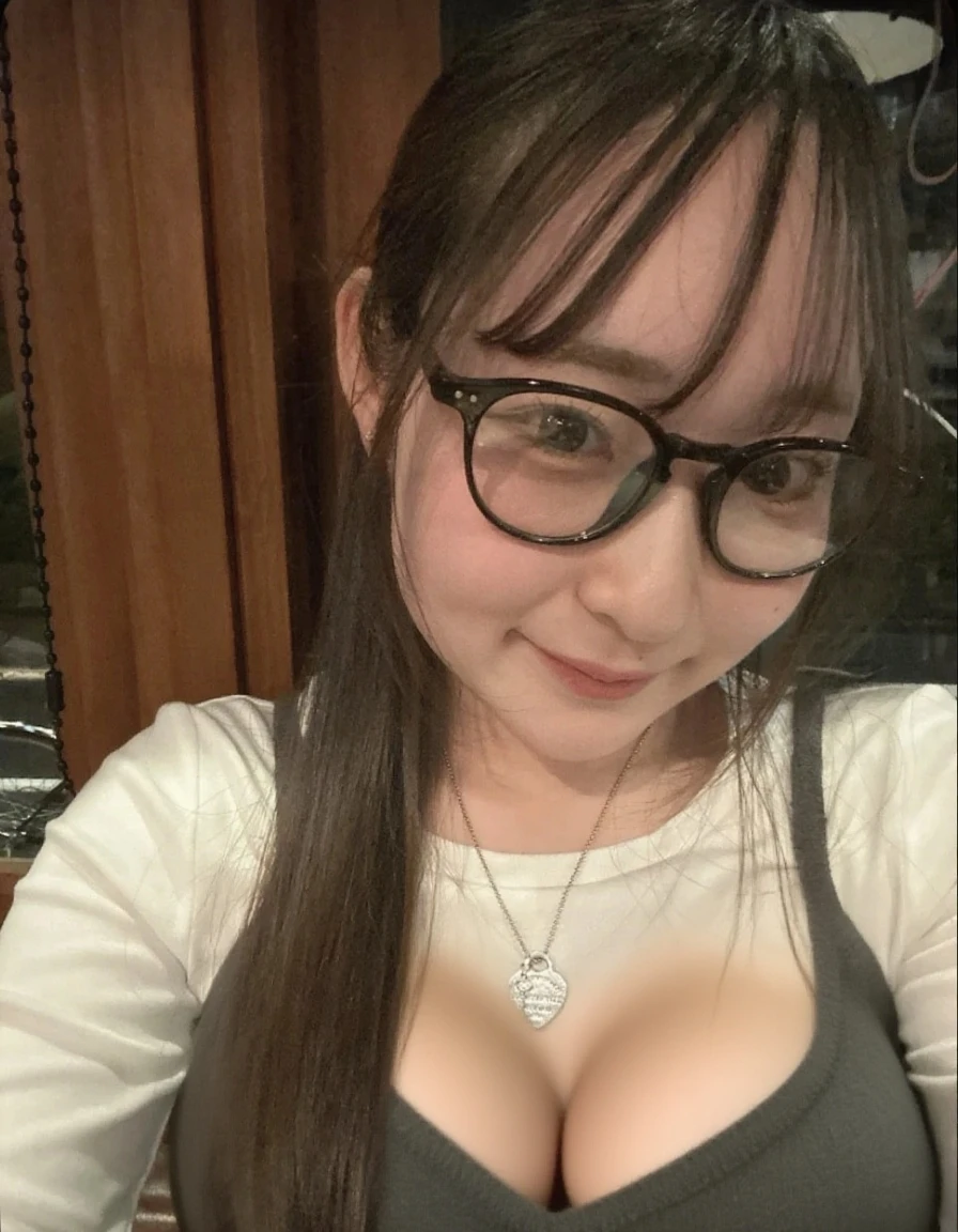 (realistic、masterpiece、Best Quality、8K、highres、high resolution:1.3)、1 girl、Big breasts、white bikini、looking at viewers、super fine face and eyes、long hair、 exposed cleavage、upper body、