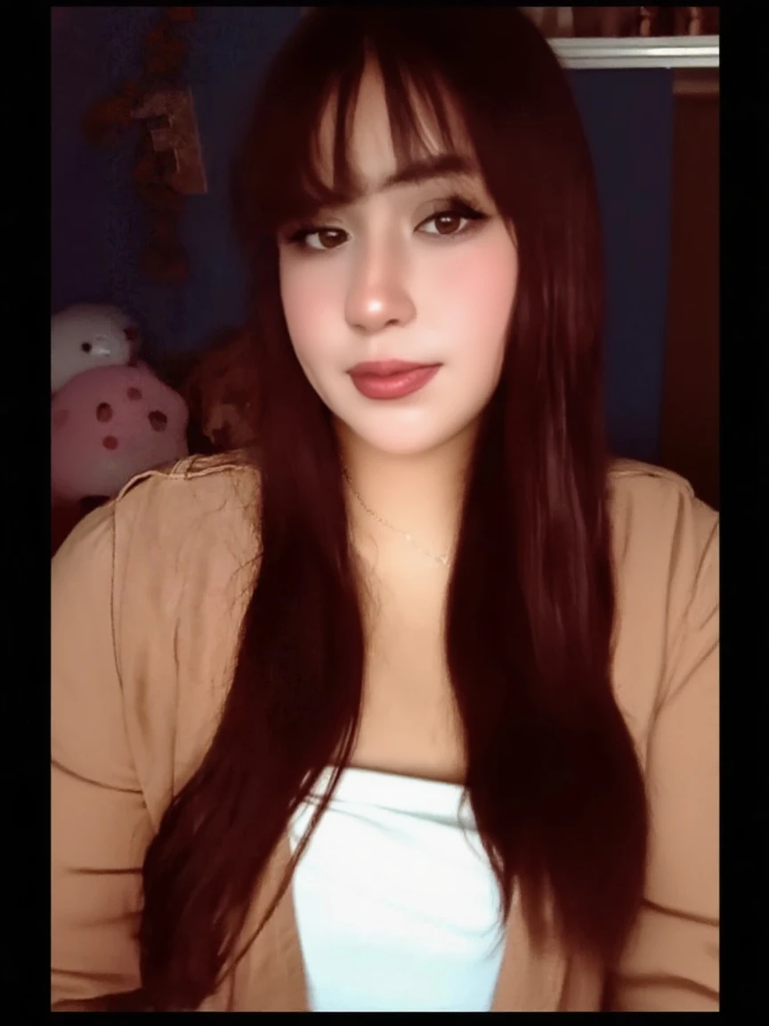 There is a woman sitting in a chair with a cat, Lorena Avarez, 18 anos, em torno de 1 9 anos, qualidade muito baixa, 2 2 anos, 2 3 anos, 21 anos, Ayahausca, 19-year-old girl, 1 6 anos, Alanis Guillen, qualidade muito baixa