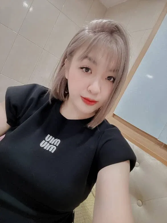 Highest quality, shape, Very detailed, finely, High resolution, 8k wallpaper, mini skirt,Sure .Holding a LABOno sign,whole body ,Beautiful and beautiful eyes,one piece, Blonde,Sexy look,Natural color lip, Random sexy poses,smile,Beautiful teeth,20-year-old girl,Random background