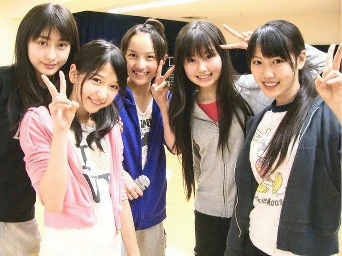 (((Group photo of Japanese high school student and super busty porn actress)))、Everyone has a different style and hairstyle, but they're all beautiful.、((All of them have huge breasts that are bigger than their lewd faces..))、(((Various obscene sexual poses)))、They all have big breasts、Wearing a white turtleneck sleeveless knit sweater、A room filled with the smell of semen、((Everyone highlights their big super breasts))、(((Only one person、Inserting a vibrator and masturbating))