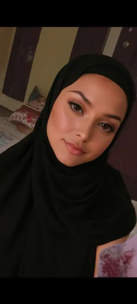 Hijabi mqid giving blowjob