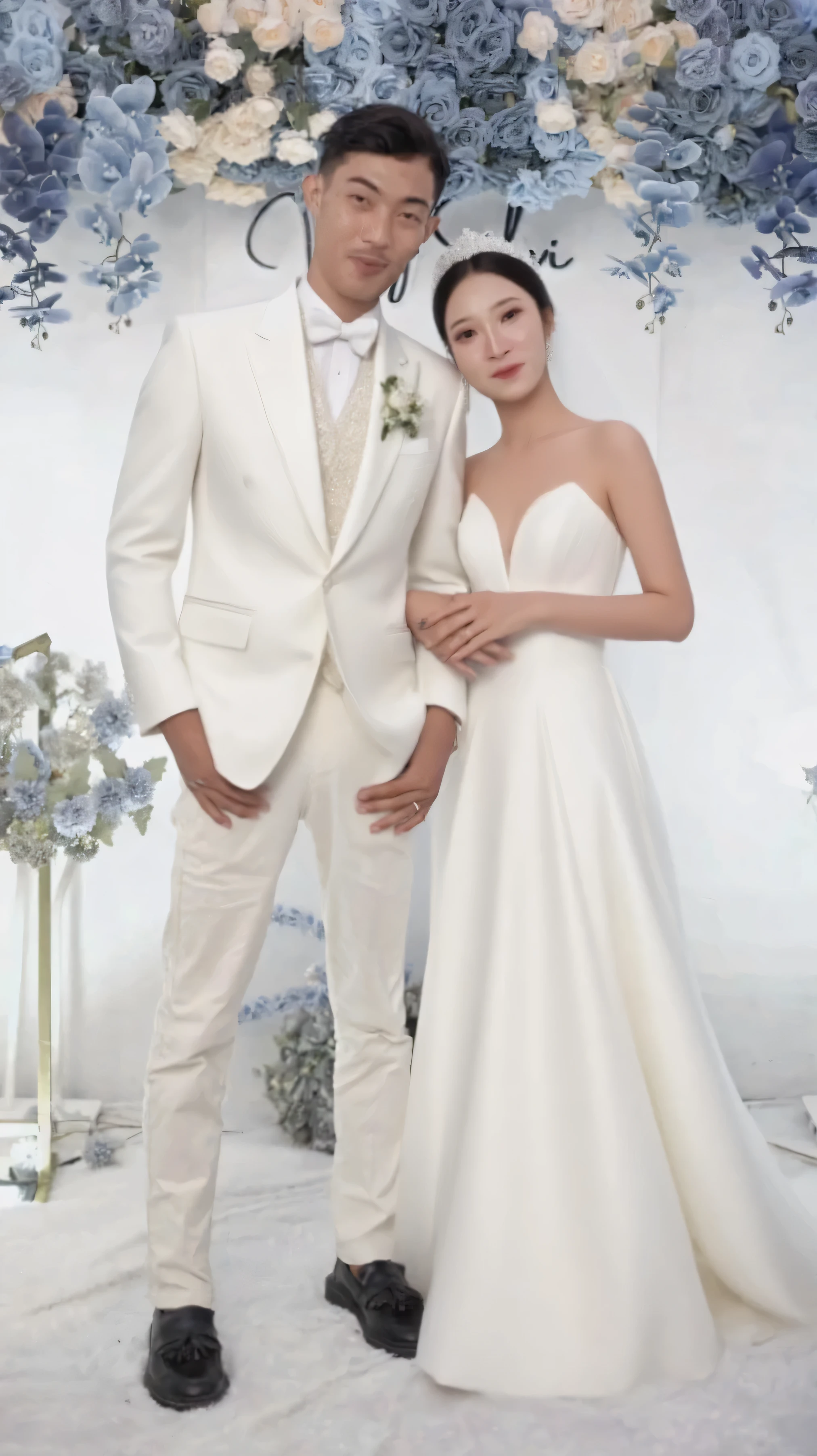 The bride and groom hold hands in white tuxedos and white dresses, wedding photo, cute couple, wearing a white tuxedo, jiyun chae, with white, height of 165cm, ji-min, with a white, 155 cm tall, White color, Kim Hyun-joo, official photo, yanjun cheng, White suit, Happy couple, Bride and groom