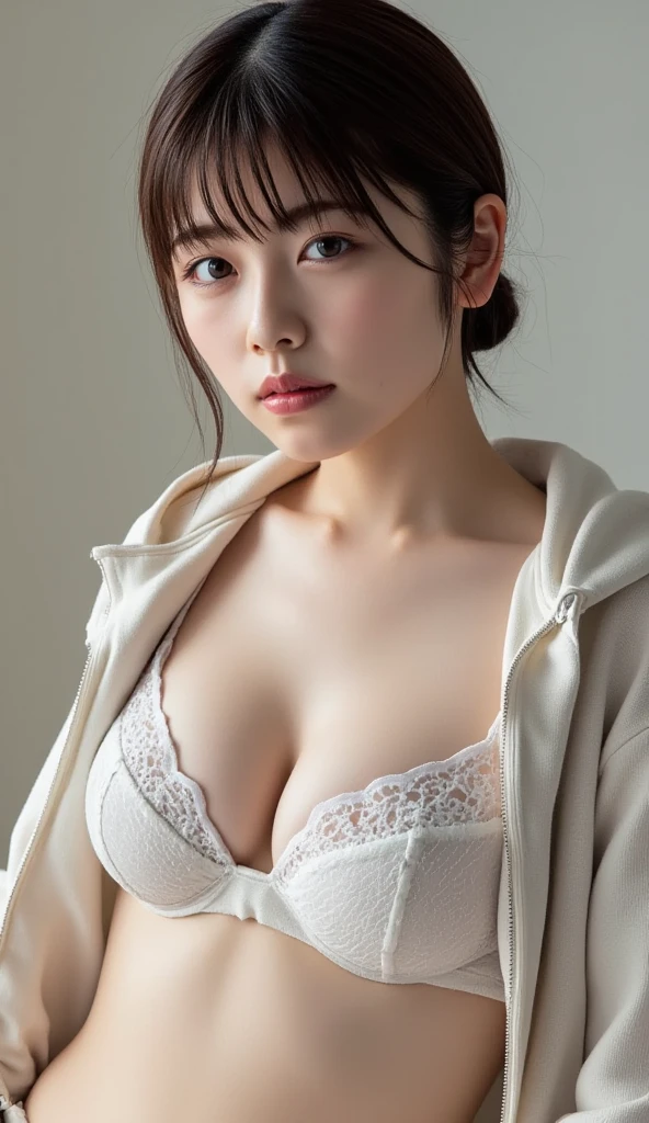 downbrouse、(((Realistic skin type)))、(leaning-forward:1.3)、(Gelato Pique's Hoodie、Gelato Pique shorts:1.2)、(top-quality、8K、32K、​masterpiece)、(no-bra、Clean abs、very large breast)、japanes、28 year old、bvery pretty woman、crouching down、Nasty look、Kamimei、natta、Bedrooms、blurry backround、short-cut、Upper body close-up、Shot from above