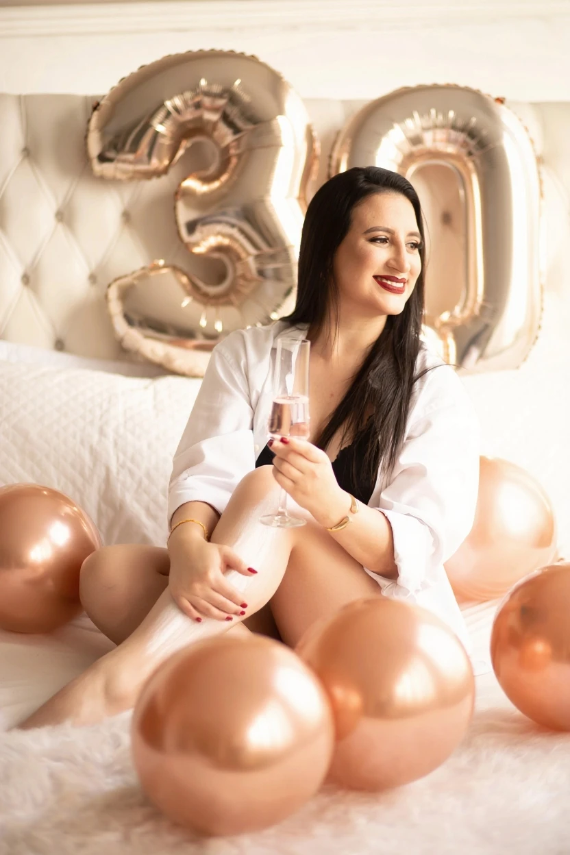 ((Masterpiece)), ((Best Quality)), 8K, hard disk,hair light, super detaill, (wife), (White silk robe),Figures "30" in the form of an inflatable birthday balloon, (Graceful) (lying on the bed with a glass of champagne in his hand) , (Eye expression closed) (Dormir in one car 1.6) (Affixage, full body 1.4) Masterpiece work, with the best quality and excellent detail, Filmed on 8K HDD. A realistic photo, realisitic, Highly detailed realistic illustrations., octane number